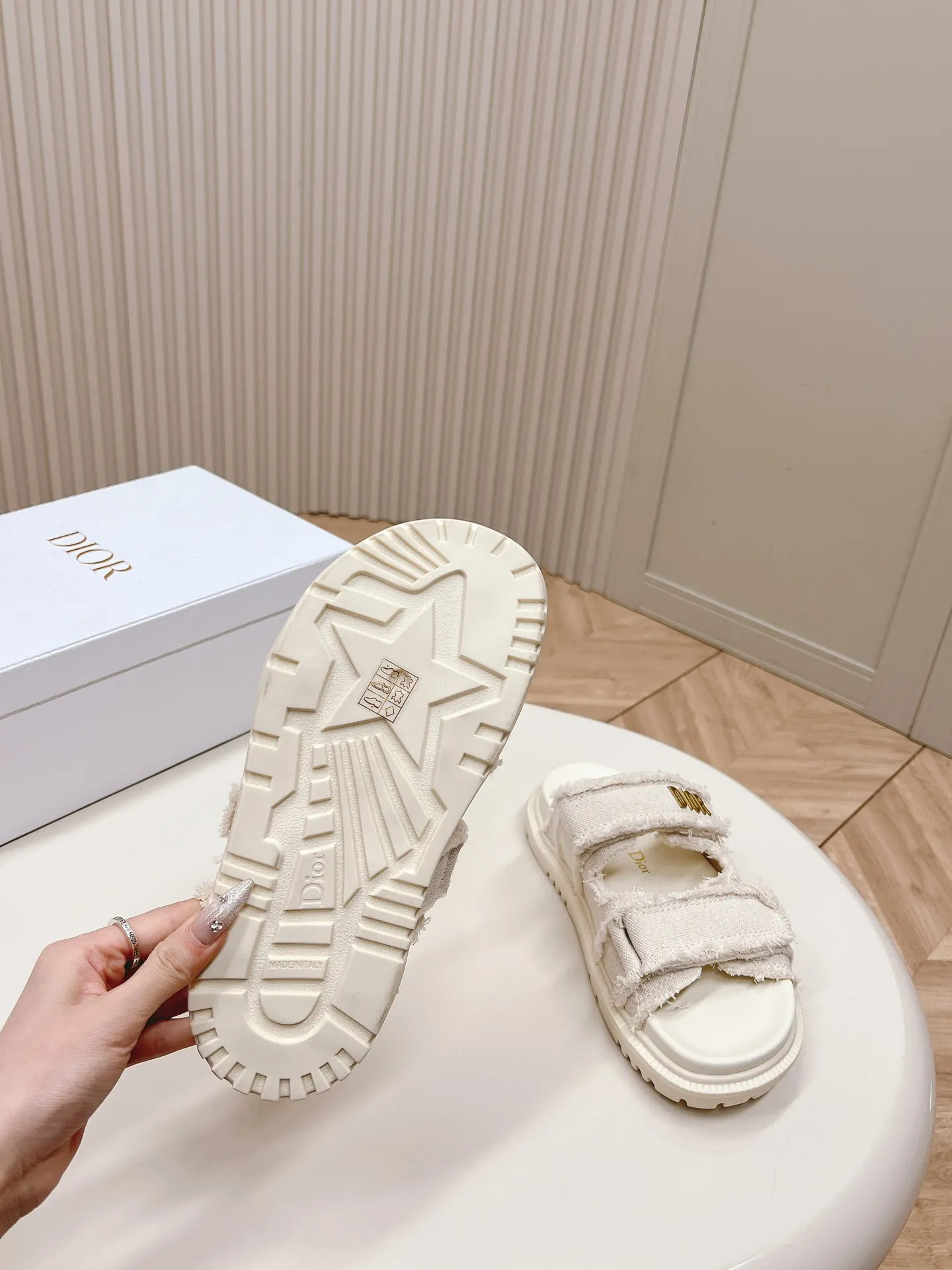 👟👟Ex-factory price 460👟👟 Classic upgrade plus 2024 new colors and the latest fabric Dior Dior classic Velcro sandals and slippers series original replica high version super durable and versatile style very comfortable on the feet, slim and white original cloth upper, original d hardware buckle, original TPU outsole Size: 35-41